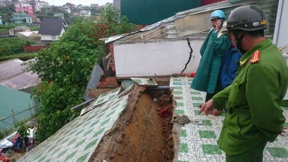 Lực lượng chức năng có mặt khám nghiệm hiện trường vụ sập taluy. Ảnh: ĐOÀN KIÊN 