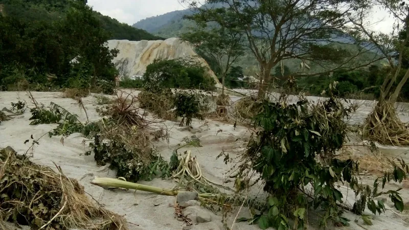Lũ quét tràn về, dân không kịp trở tay