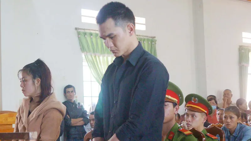 Nguyễn Thành Đức và Trần Thị Tuyết Hương tại phiên tòa ngày 26-9