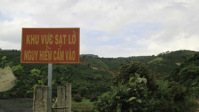 Chính quyền địa phương đặt bảng cấm ở các lối vào khu vực sạt lở. Ảnh: ĐOÀN KIÊN