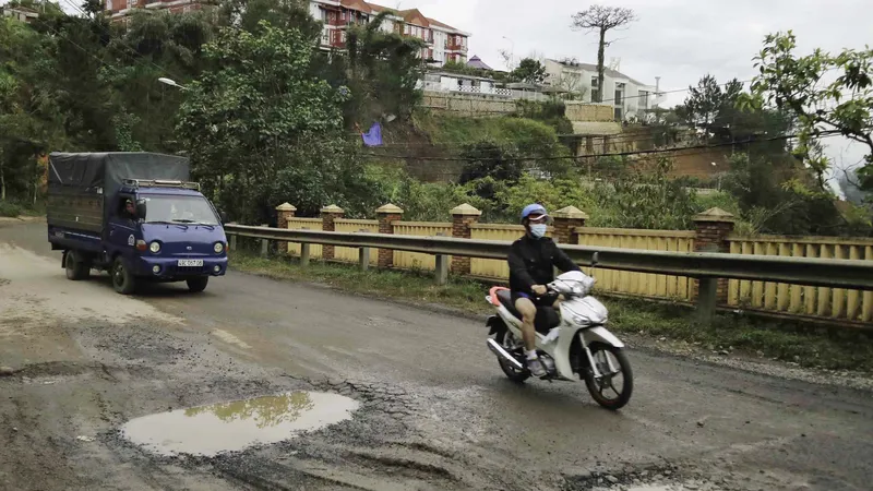 VIDEO: Tan nát tuyến đường cửa ngõ Đà Lạt
