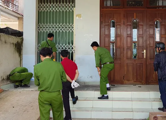 Bắt giữ 3 nghi can cài mìn trước cửa nhà dân 