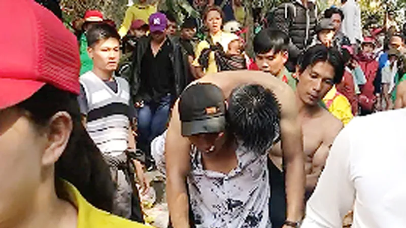 Nạn nhân được đưa đi cấp cứu nhưng không kịp. Ảnh chụp lại từ video