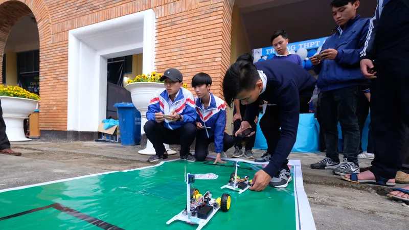 Học sinh trung học khu vực phía Nam tranh tài ở 239 dự án khoa học
