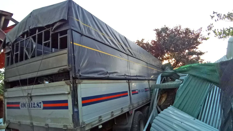 Xe tải mất lái tông sập nhà dân