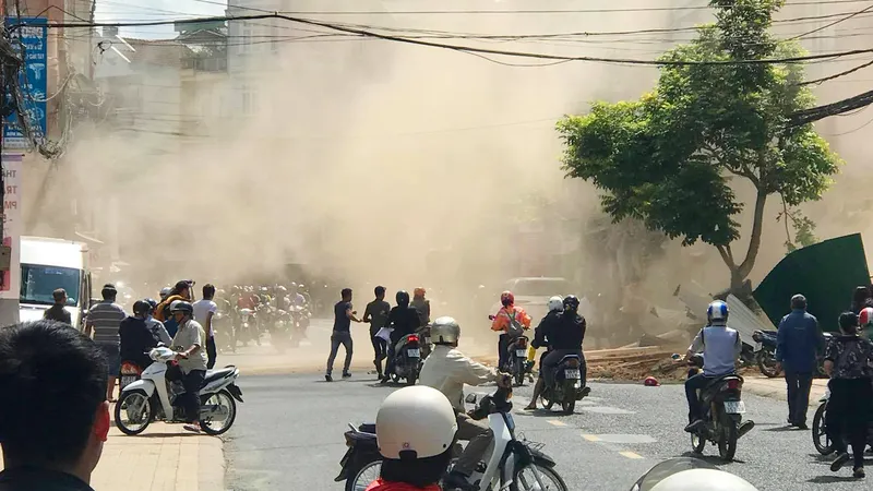 Sập công trình tháo dỡ nhà, 3 người bị thương