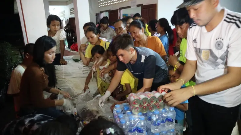 Cấp phát nhu yếu phẩm do những người bị ảnh hưởng vì thảm họa vỡ đập