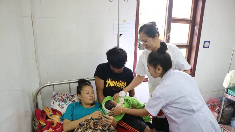 Các bác sĩ chăm sóc bệnh nhân sau khi sinh