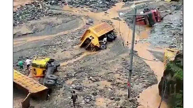 Sau 6 ngày, hiện trường nơi vỡ đập thủy điện ở Lào vẫn ngổn ngang