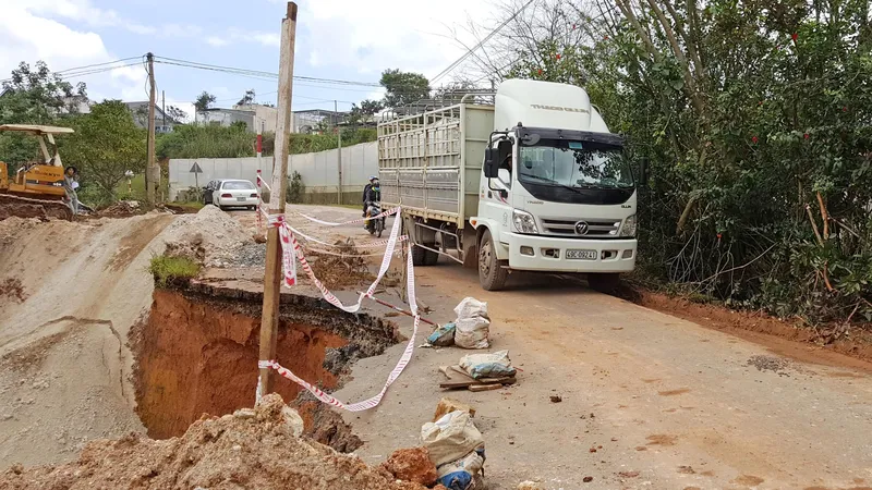 Sạt lở nghiêm trọng tuyến đường đi Suối Vàng - Đà Lạt