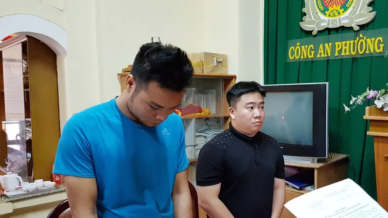 Thiện (bên trái) và Nam tại cơ quan công an
