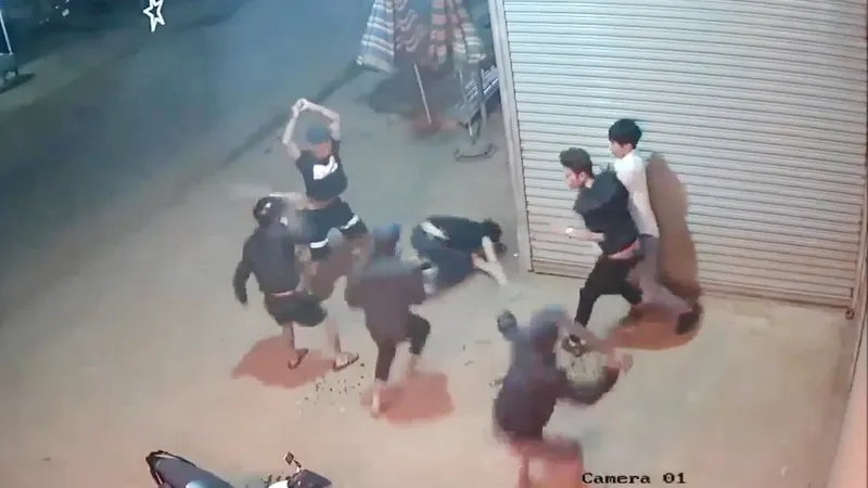 Camera an ninh ghi hình nhóm thanh niên chém 2 người nguy kịch 
