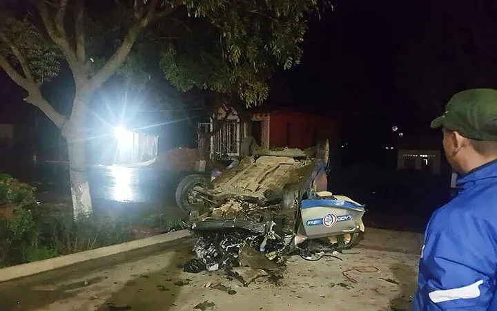 Va chạm với xe máy rồi lật ngửa, 3 người trên taxi tử vong