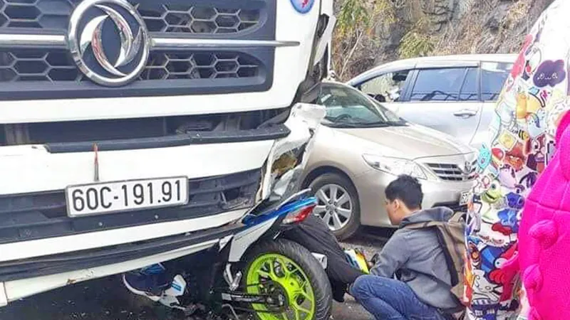 Phượt thủ đi xe máy đâm trực diện ô tô đi theo chiều ngược lại