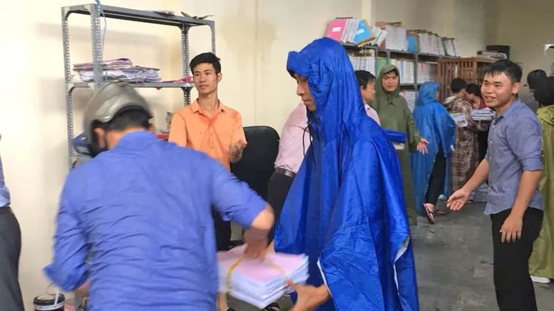 Lốc xoáy tốc mái cơ quan, hàng chục cán bộ khối văn phòng tháo chạy 