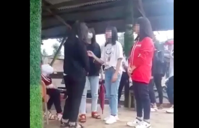 Nhóm học sinh tát liên tục vào mặt nữ sinh trước đám đông rồi quay video
