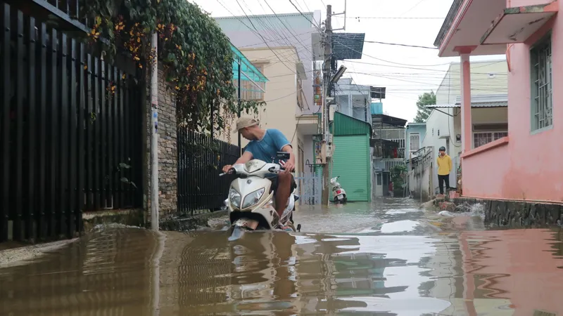 Đà Lạt mưa dữ dội kèm mưa đá, nhiều nơi ngập nặng