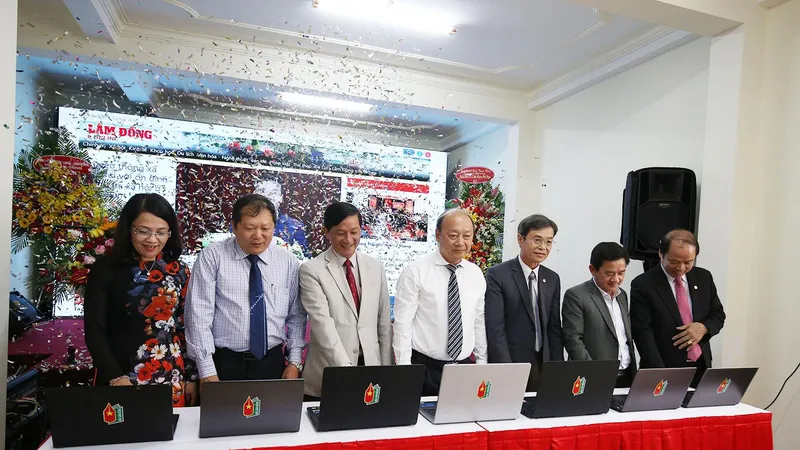 Các đại biểu nhấn nút khai trương Báo Lâm Đồng điện tử
