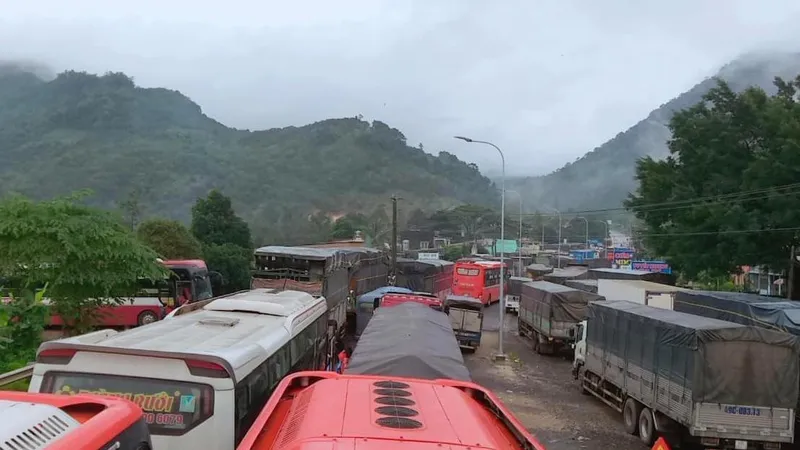 Sạt lở đèo Bảo Lộc, giao thông tê liệt