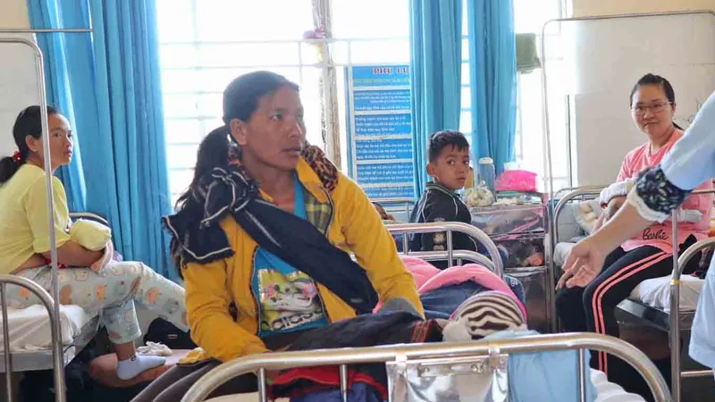 Sau bữa ăn của đoàn từ thiện, hơn 80 trẻ em phải nhập viện nghi ngộ độc