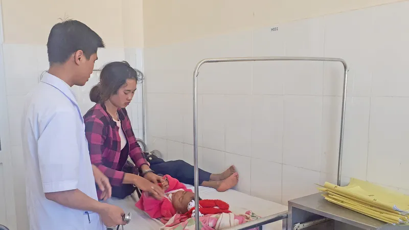 Sau khi ăn mỳ và uống sữa hơn 100 người ngộ độc 