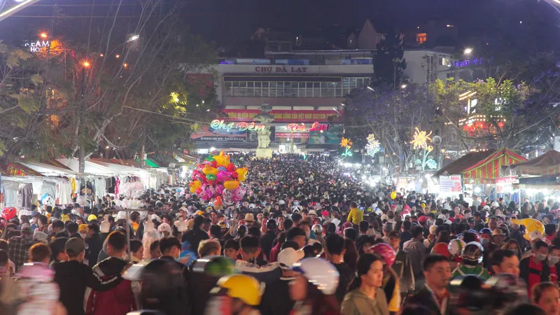 Biển người đổ về trung tâm Đà Lạt, du khách dựng lều nghỉ chân