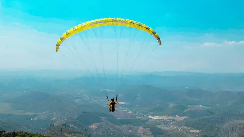 Đình chỉ tour dù lượn "chui" trên đồi Con Ó