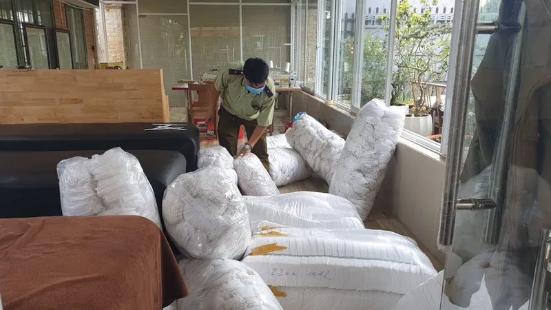 Tạm giữ hàng chục ngàn khẩu trang gia công trong xưởng làm lưỡi câu