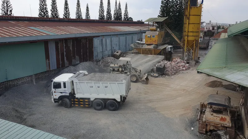 Xử phạt 70 triệu đồng, đình chỉ hoạt động 9 tháng cơ sở trộn bê tông giữa khu dân cư