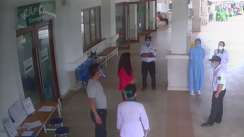 Khởi tố người đánh bảo vệ bệnh viện khi được yêu cầu khai báo y tế