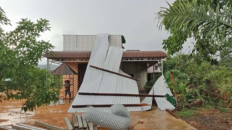 Lốc xoáy làm tốc mái hàng chục căn nhà