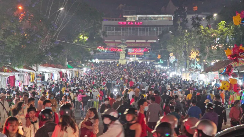 Biển người kéo về khu trung tâm Đà Lạt