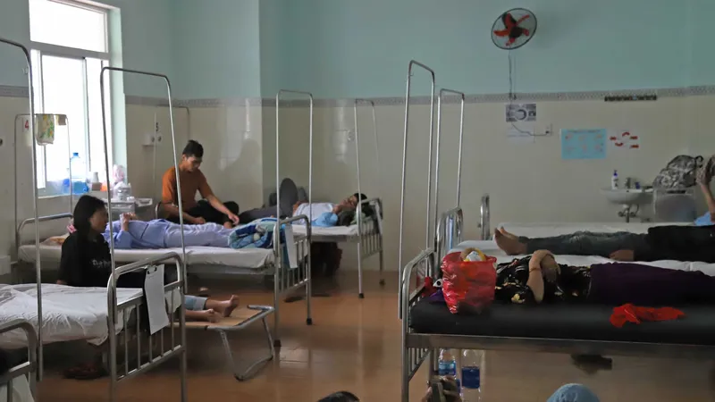 Hàng chục người dự 2 đám tiệc phải nhập viện nghi ngộ độc thực phẩm