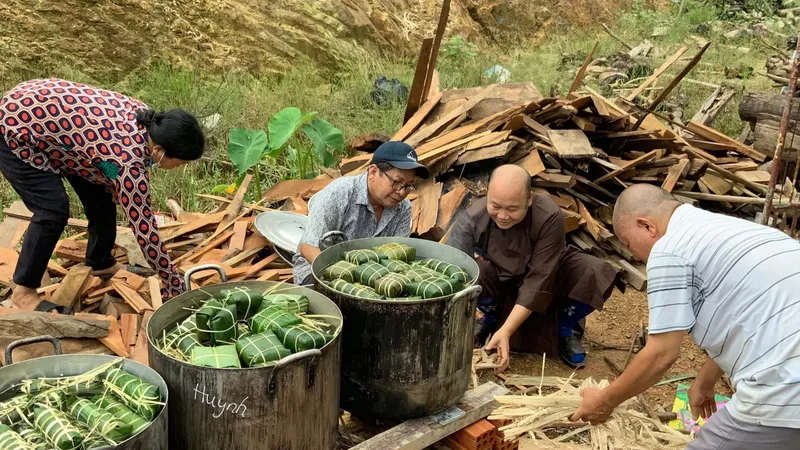 Lâm Đồng: Tất bật gói hơn 6.000 bánh chưng, bánh tét hỗ trợ miền Trung