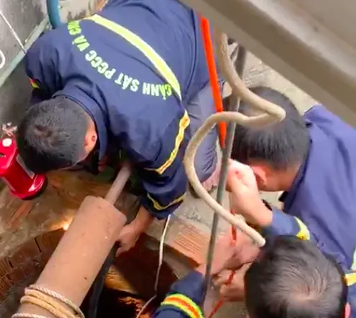 Cứu kịp thời người phụ nữ rơi xuống giếng sâu 25m