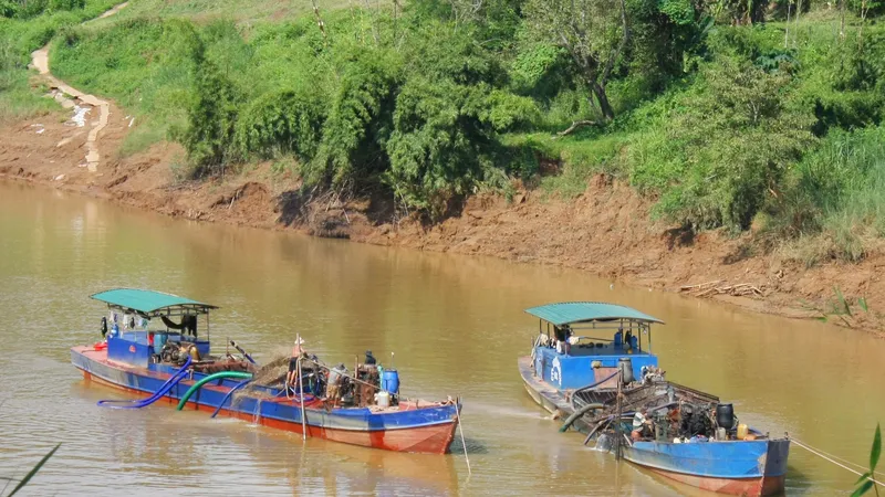 Khai thác cát trên sông Đồng Nai (ảnh minh hoạ)