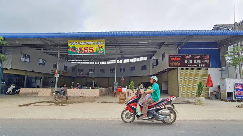 Ngang nhiên mở “chợ” trên suối, lấn chiếm quốc lộ