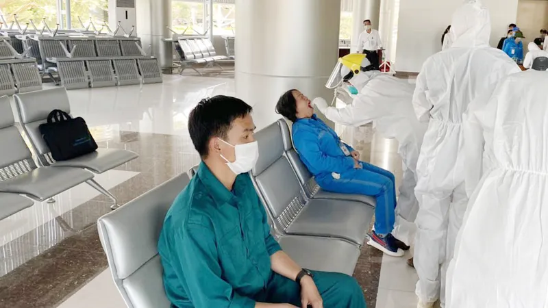 Xét nghiệm SARS-CoV-2 cho toàn bộ nhân viên sân bay Liên Khương – Đà Lạt