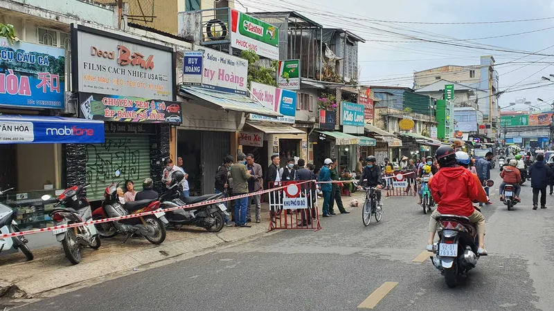 Sạt lở nền đất, di dời khẩn cấp 4 hộ dân giữa trung tâm Đà Lạt