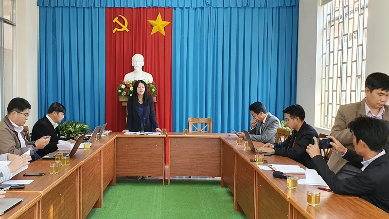 Quang cảnh cuộc họp thông tin đình chỉ 2 chủ tịch phường, sáng 30-3. Ảnh: ĐOÀN KIÊN