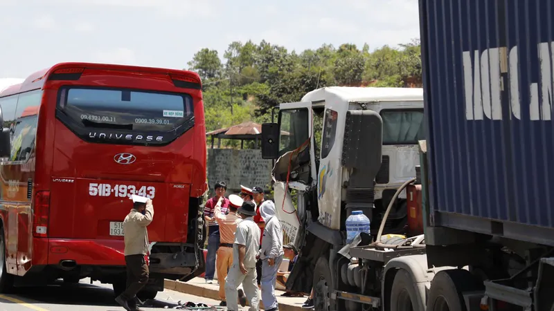 Xe container va chạm xe khách khiến Quốc lộ 20 ùn tắc kéo dài