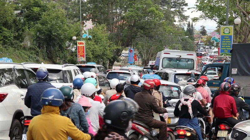 Đà Lạt nườm nượp khách, nhiều người không đeo khẩu trang khi ra đường