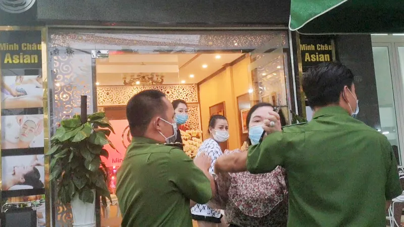 Phóng viên bị lăng mạ khi tác nghiệp tại thẩm mỹ viện khai trương giữa mùa dịch