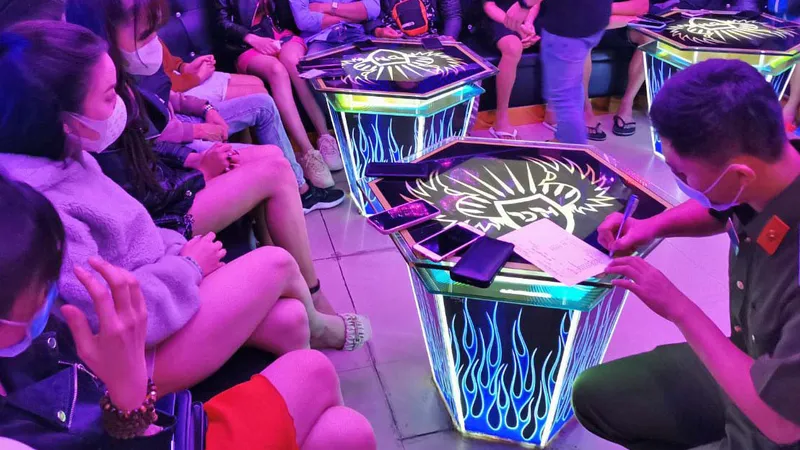 Phạt tiền, thu hồi giấy phép 2 quán karaoke phục vụ hơn 40 khách giữa mùa dịch 