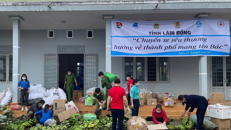 Lâm Đồng tiếp tục gửi nhiều “chuyến xe yêu thương” tiếp sức TPHCM phòng chống dịch Covid-19