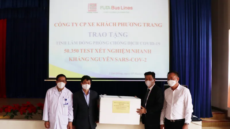 Trao tặng hơn 50.000 bộ xét nghiệm Covid-19 cho tỉnh Lâm Đồng
