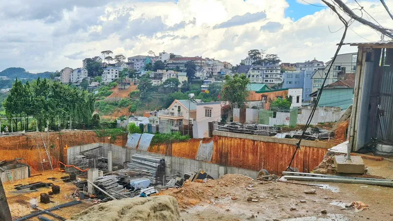 Khẩn cấp gia cố công trình liên quan vụ sạt lở nghiêm trọng tuyến đường cửa ngõ Đà Lạt