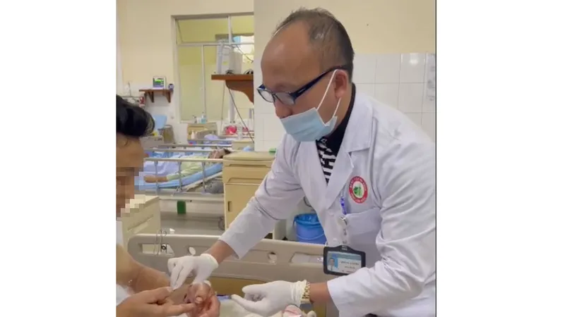 Nối thành công bàn tay bị máy xẻ gỗ cắt lìa