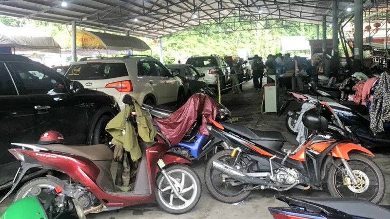 Xe cộ từ các tỉnh phía Nam ùn ùn đổ về Lâm Đồng