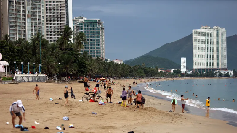  Người dân Nha Trang tắm biển trở lại